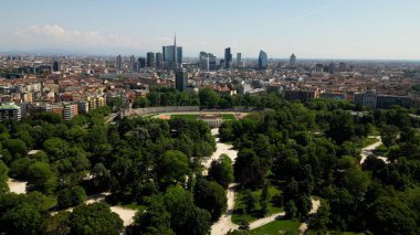 Şehir parkı uzak ufuk çizgisine doğru uzanıyor.