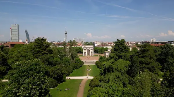 Tarihi şehir kemerine doğru uzanan yemyeşil bir park.