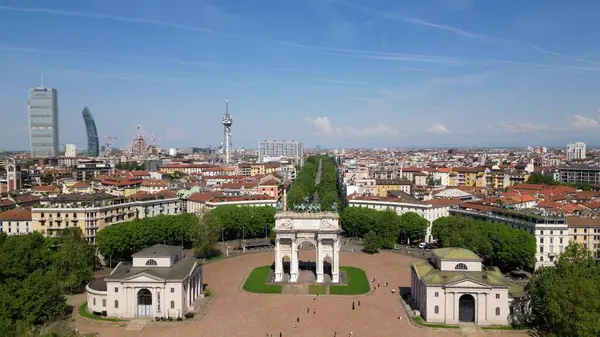 Gökyüzü manzarası tarihi kemer heykelini çevreleyen şehir manzarasını gösteriyor