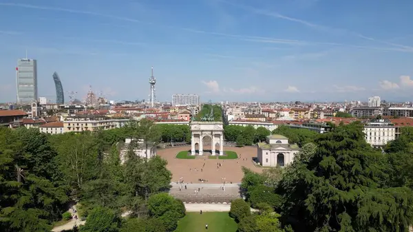 Tarihi kemer ve yeşil parkın yer aldığı güneşli şehir manzarası