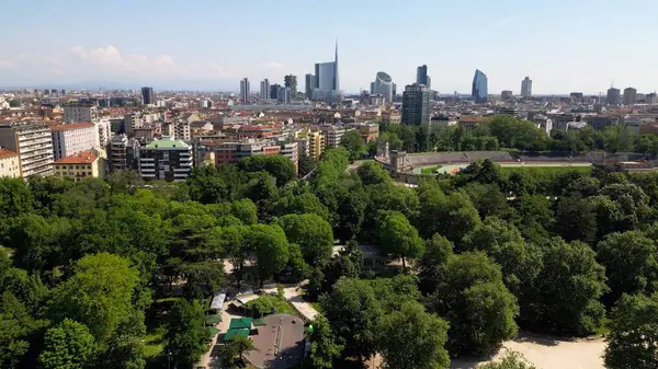 Çağdaş şehir siluetinin sınırında yemyeşil bir park