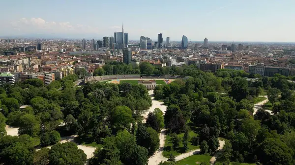 Şehir parkı uzak ufuk çizgisine doğru uzanıyor.