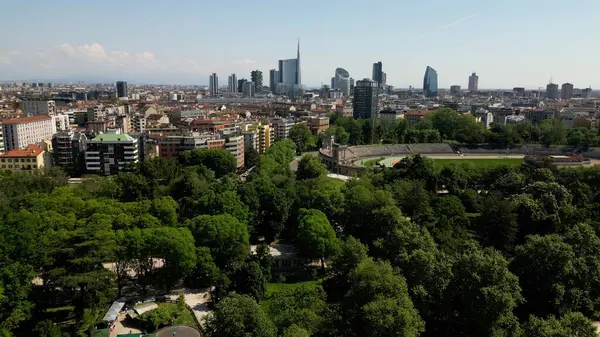 Kentsel ufuk çizgisi çevresindeki yemyeşil şehir parkı