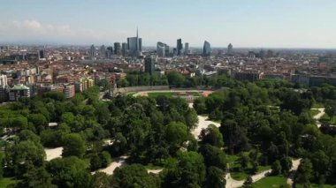 Gökdelenlerin yakınındaki yuvarlak stadyumu çevreleyen yemyeşil şehir parkı