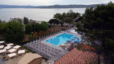 Yaz eğlencesi için havuzlu ve slaytlı su parkı Umbria 'daki Trasimeno Gölü' nde tatil yapan çocuklar için lüks bir tatil beldesi, İtalya