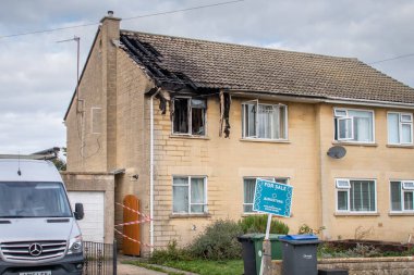 Bradford Avon, Wiltshire, İngiltere, 15 Eylül 2022. Yangından sonraki sabah yarı müstakil bir ev. Bahçede satılık tabelası, üst kattaki pencere ve çatıda görünür hasar var..