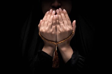 Müslüman bir kadının eli, İslam duası ve tespih ya da tasbih tutan eli..