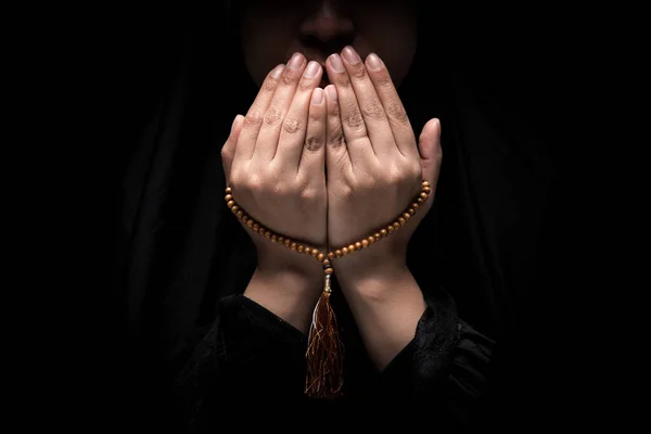 Imagem Mão Uma Mulher Muçulmana Oração Islâmica Sua Mão Segurando — Fotografia de Stock