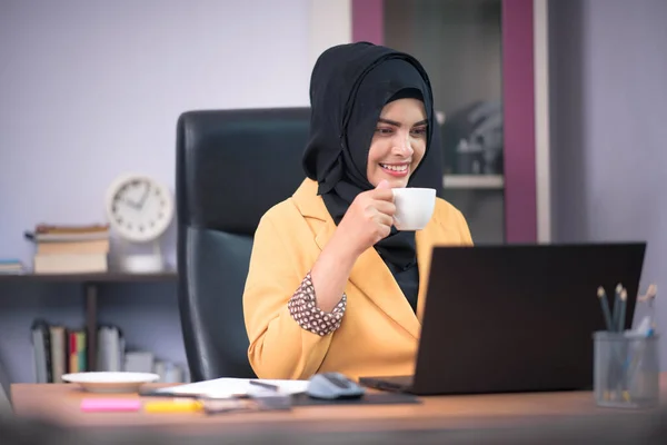 Asiatisk Muselman Kvinna Kontor Arbetare Sitter Framför Laptop Dator Vid — Stockfoto