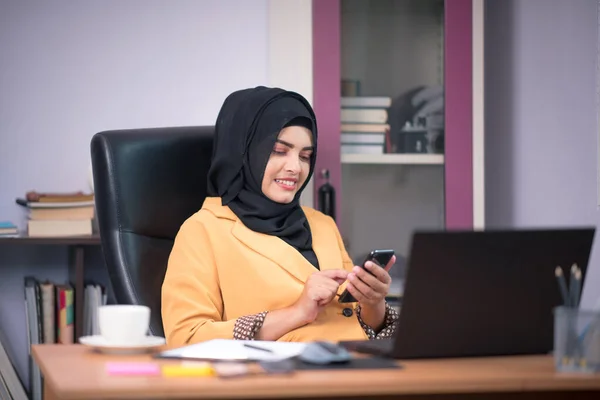 Aziatisch Moslim Vrouw Kantoor Werknemer Zitten Voorkant Van Laptop Computer — Stockfoto