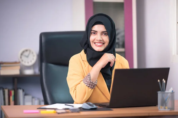 Kancelářský Pracovník Pro Asijskou Muslimku Sedí Před Notebookem Svého Stolu — Stock fotografie