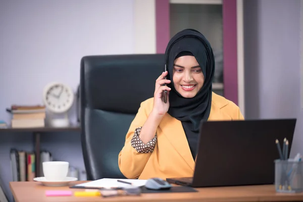 Kontorsarbetare För Asiatisk Muslimsk Kvinna Som Sitter Framför Bärbar Dator — Stockfoto