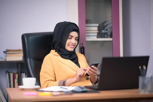 Kontorsarbetare För Asiatisk Muslimsk Kvinna Som Sitter Framför Bärbar Dator — Stockfoto