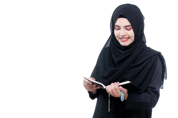 Portret Azjatki Muzułmanki Stojącej Czytającej Koran Ceniącej Wierzącej Święty Koran — Zdjęcie stockowe
