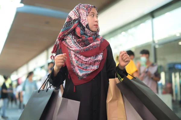 Μια Ασιάτισσα Μουσουλμάνα Κουβαλάει Μια Τσάντα Αγαθά Που Έχει Ψωνίσει — Φωτογραφία Αρχείου