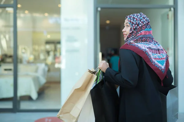 Asijská Muslimka Nese Tašku Zboží Které Nakupovala Kupuje Spoustu Produktů — Stock fotografie