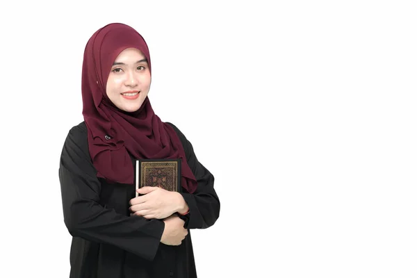 肖像画アジアのイスラム教徒の女性は クルアーンを立って読み 感謝と信仰アル クルアーンのアラビア語の書道の意味を持つ聖アル クルアーン アラビア語の単語の翻訳 聖アル クルアーン — ストック写真