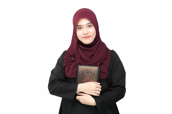 Asyalı Müslüman Bir Kadın Ayakta Kuran Okuyor Kuran Takdir Ediyor — Stok fotoğraf