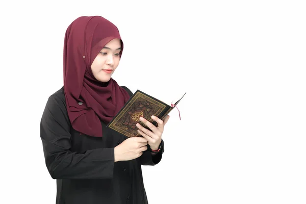肖像画アジアのイスラム教徒の女性は クルアーンを立って読み 感謝と信仰アル クルアーンのアラビア語の書道の意味を持つ聖アル クルアーン アラビア語の単語の翻訳 聖アル クルアーン — ストック写真
