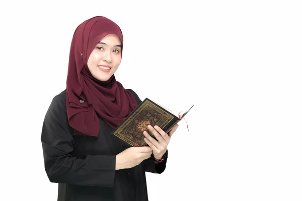 描绘亚洲穆斯林妇女站在那里 古兰经 欣赏和信仰 古兰经 具有书面阿拉伯语书法意义的 古兰经 阿拉伯语翻译 古兰经 — 图库照片