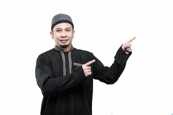 肖像アジアのイスラム教徒の男性が白い背景に手で何かを示し — ストック写真