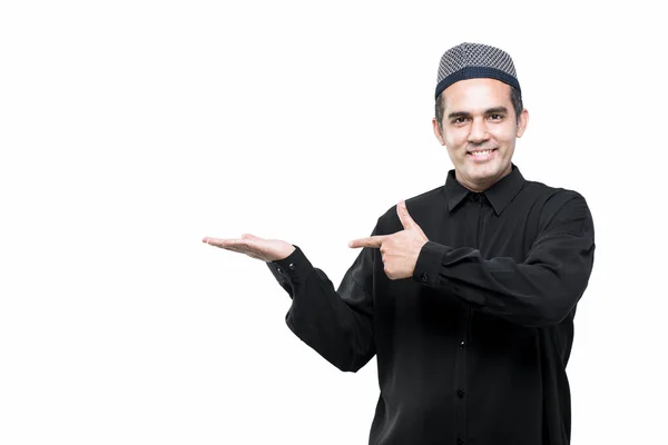 Portret Aziatische Moslim Mannen Staan Tonen Presenteren Iets Met Hand — Stockfoto