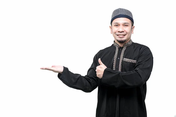 Portrét Asijských Muslimských Mužů Stojící Ukazuje Prezentuje Něco Rukou Bílém — Stock fotografie