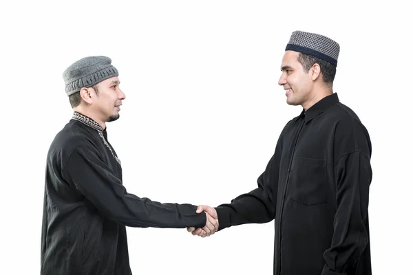 白い背景に笑顔で挨拶をする２人のアジア系ムスリム男性が立っています — ストック写真