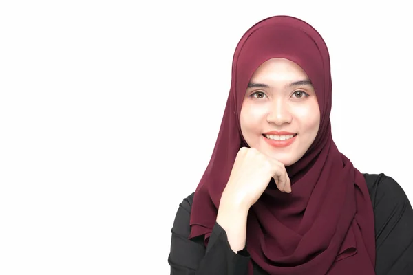 Uma Bela Mulher Muçulmana Asiática Está Sorrindo Fundo Branco Isolado — Fotografia de Stock
