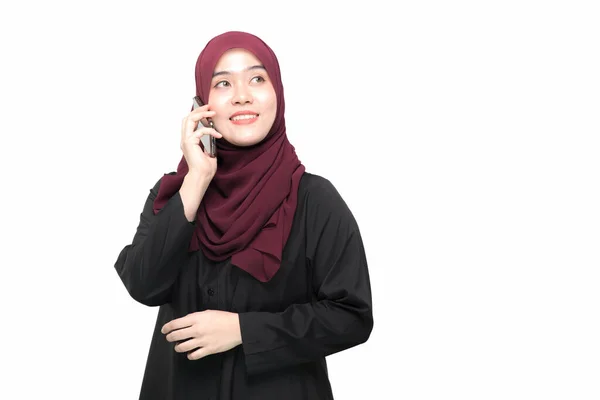 白い背景に幸せな顔をした携帯電話で話しているアジア系ムスリム女性 — ストック写真