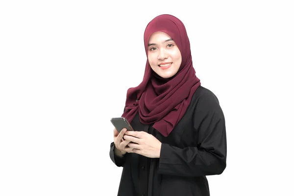 Asijské Muslim Žena Stojící Mluví Mobilním Telefonu Šťastnou Tváří Bílém — Stock fotografie