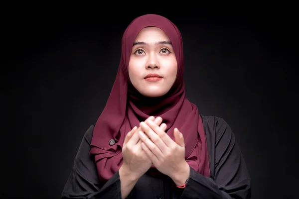 亚洲穆斯林妇女的肖像是带着信仰和决心祈祷 关于黑色背景 — 图库照片