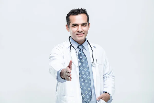 Retrato Alegre Sorridente Homem Médico Dando Aperto Mão Fundo Branco — Fotografia de Stock