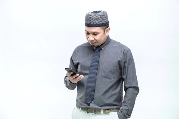 Een Aziatische Werkende Moslim Gekleed Een Kantoormedewerker Staat Blij Zijn — Stockfoto