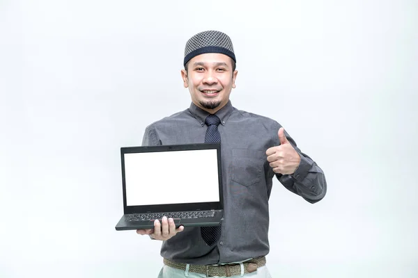 Seorang Pekerja Kantor Muslim Sedang Menonton Pekerjaan Laptop Pusat Komputer — Stok Foto