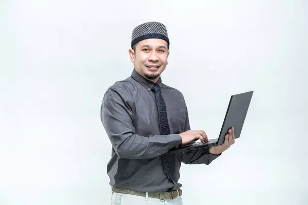 Trabalhador Escritório Muçulmano Está Ver Trabalho Computador Portátil Centro Computação — Fotografia de Stock