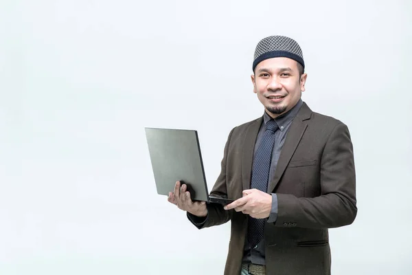 Homme Musulman Employé Bureau Regarde Travail Ordinateur Portable Computer Center — Photo