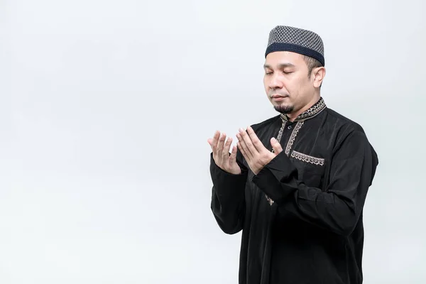 Retrato Homem Muçulmano Asiático Meia Idade Boa Aparência Está Orando — Fotografia de Stock