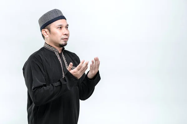 Portret Przystojny Azjatycki Muzułmanin Średnim Wieku Modli Się Modlitwę Wiarą — Zdjęcie stockowe