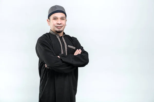 Image Asian Muslim Man Standing His Arms Crossed Smiling Face — Stock Photo, Image
