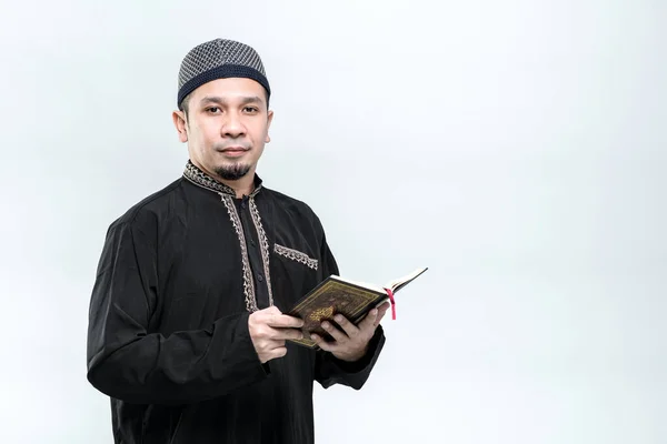 Porträtt Asiatisk Muselman Stående Och Läsa Koranen Och Uppskattar Den — Stockfoto