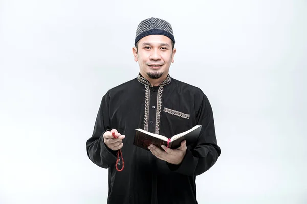 Retrato Hombre Musulmán Asiático Pie Leyendo Corán Aprecia Sagrado Corán —  Fotos de Stock