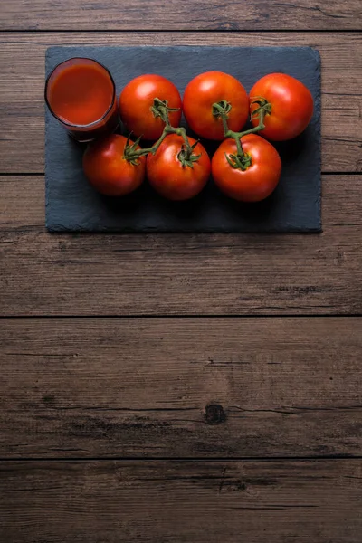 Tomatensaft Glas Und Eine Frische Tomate Daneben Auf Einem Holztisch — Stockfoto