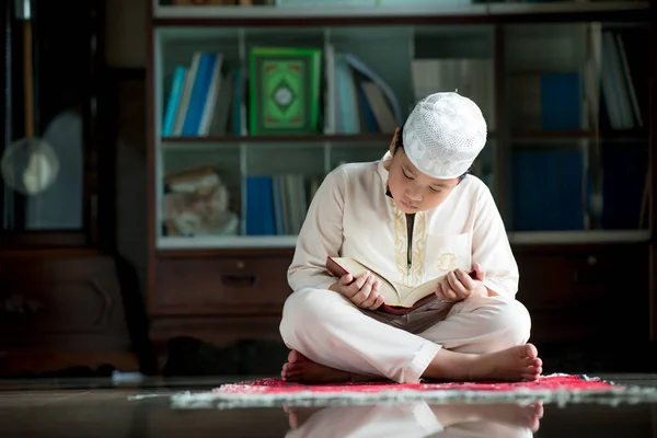 小さなアジア系ムスリムの少年がクルアーンを読んで座っています モスクの平和 コピースペース — ストック写真