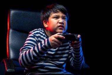 Yakışıklı Asyalı çocuklar bir sürü eğlenceli yüzle oyunlar oynuyorlar..