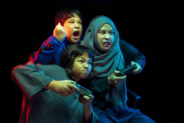 Obrázek Šťastné Muslimské Rodiny Skládající Matky Syna Dcery Hrající Herní — Stock fotografie
