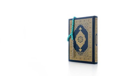 İslam kavramı - Kuran 'ın Arapça kaligrafisi, tespih boncukları veya tasbih anlamına gelen Kuran-ı Kerim-i Kerim, Arapça çeviri ile Kutsal Kur' an (Müslümanların kutsal kitabı))