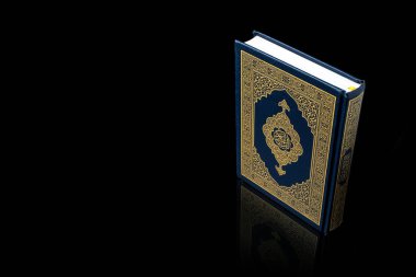İslam kavramı - Kuran 'ın Arapça kaligrafisi, tespih boncukları veya tasbih anlamına gelen Kuran-ı Kerim-i Kerim, Arapça çeviri ile Kutsal Kur' an (Müslümanların kutsal kitabı))