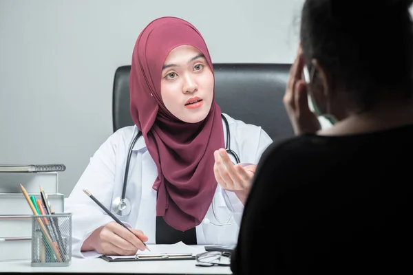 Asian Muslim Woman Doctor Sitting Patient Examination Table Examining Talking — Stock Photo, Image