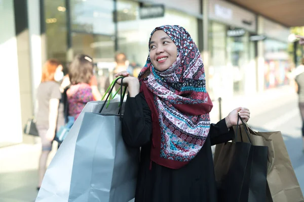 Azjatycka Muzułmanka Nosi Torbę Towarami Którą Kupowała Kupowała Wiele Produktów — Zdjęcie stockowe